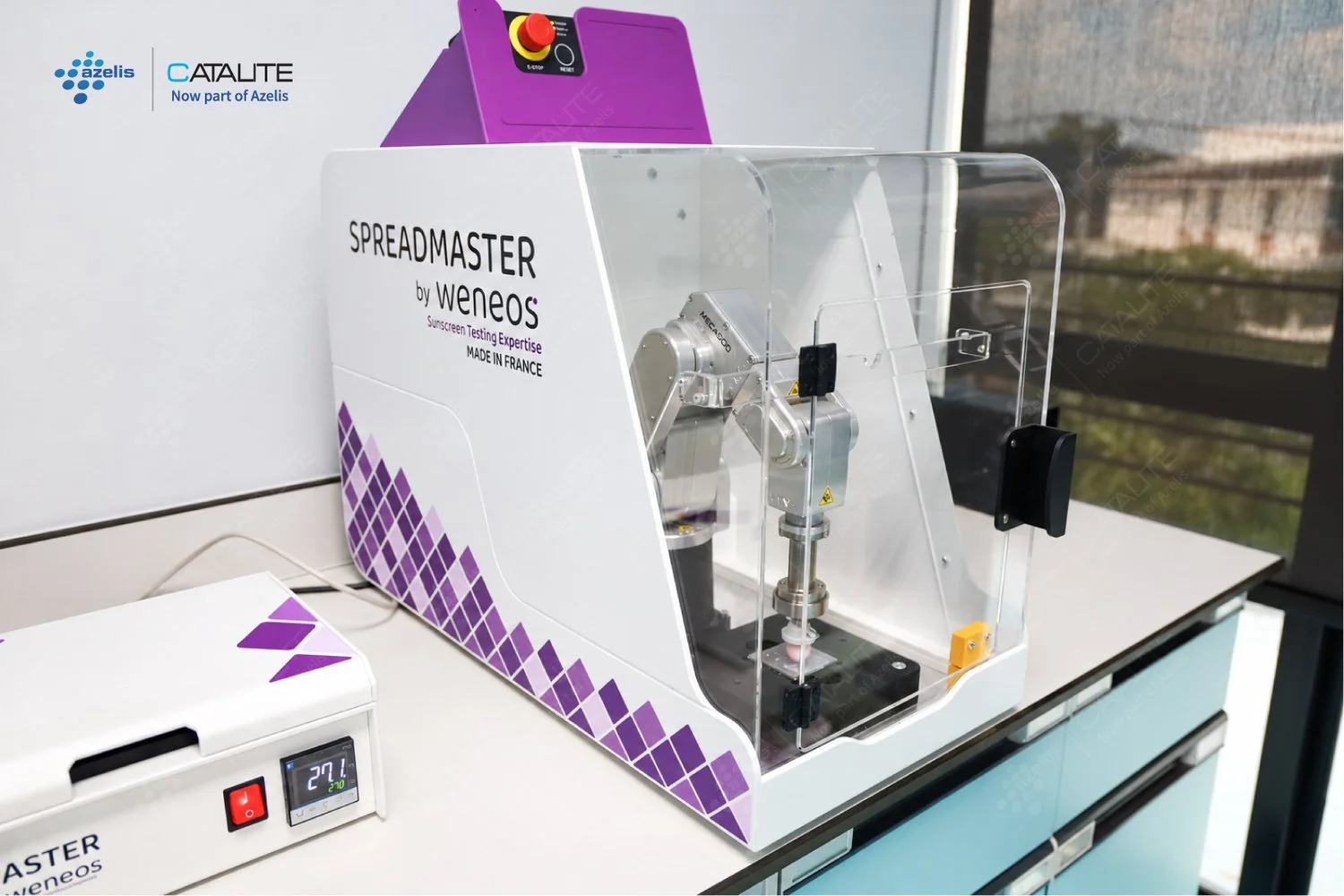 หุ่นยนต์เกลี่ยตัวอย่างอัตโนมัติ (Robotic Spreading) SPREADMASTER by weneos ในห้องทดสอบกันแดด Catalite