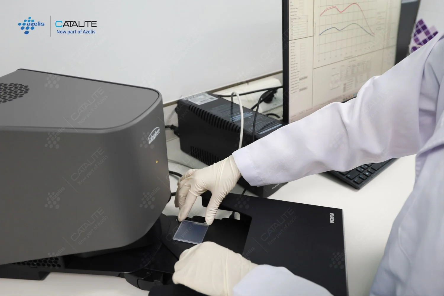 เจ้าหน้าที่วางแผ่น PMMA ที่ทากันแดดแล้วเข้าเครื่องวัดการส่งผ่านแสง UV Labsphere UV3000S